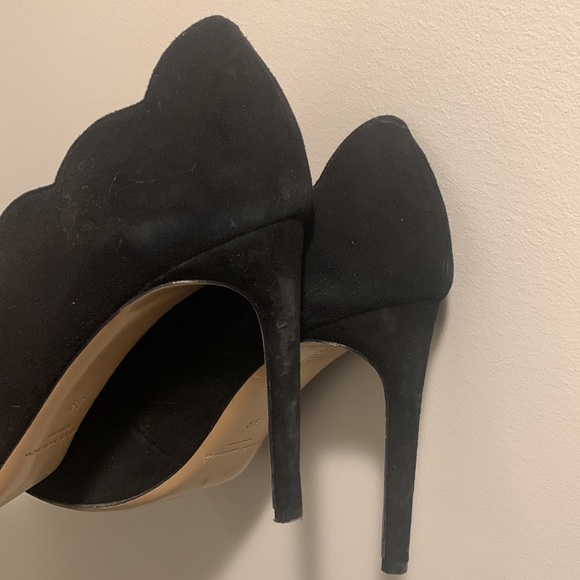 Absolutely gorgeous black Club Monaco shoes with scallop detail. - Picture 4 of 5